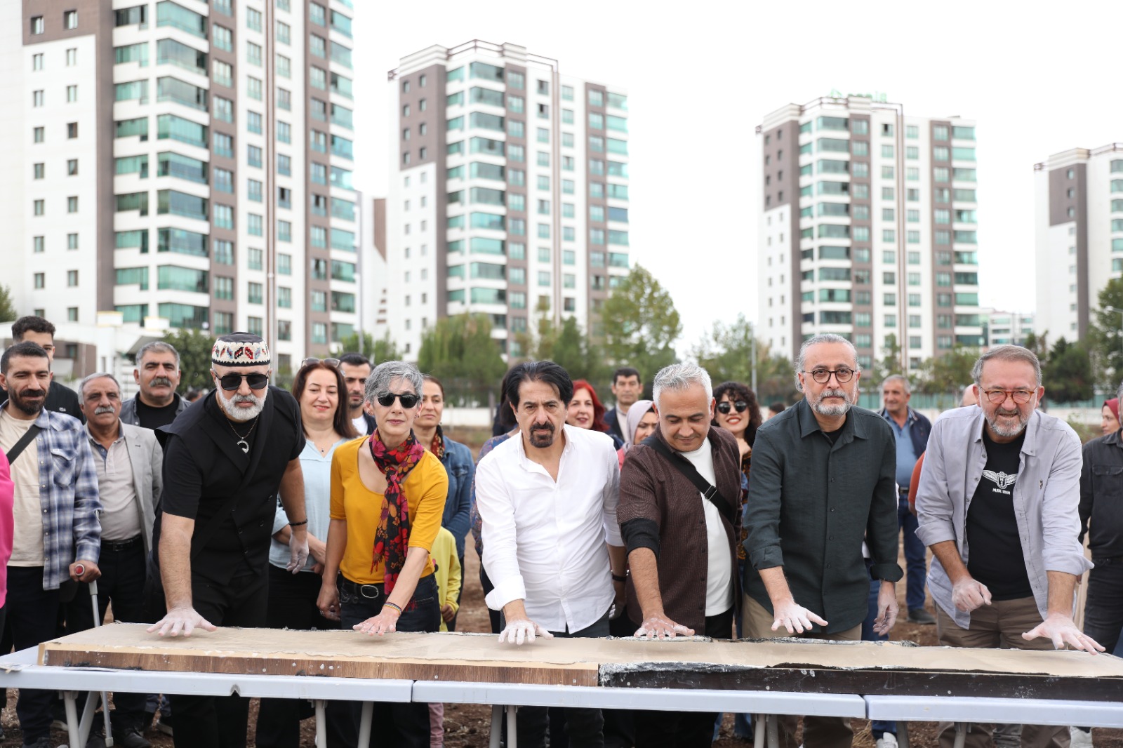 Koma Amed üyeleri ağaç dikti, el izi bıraktılar