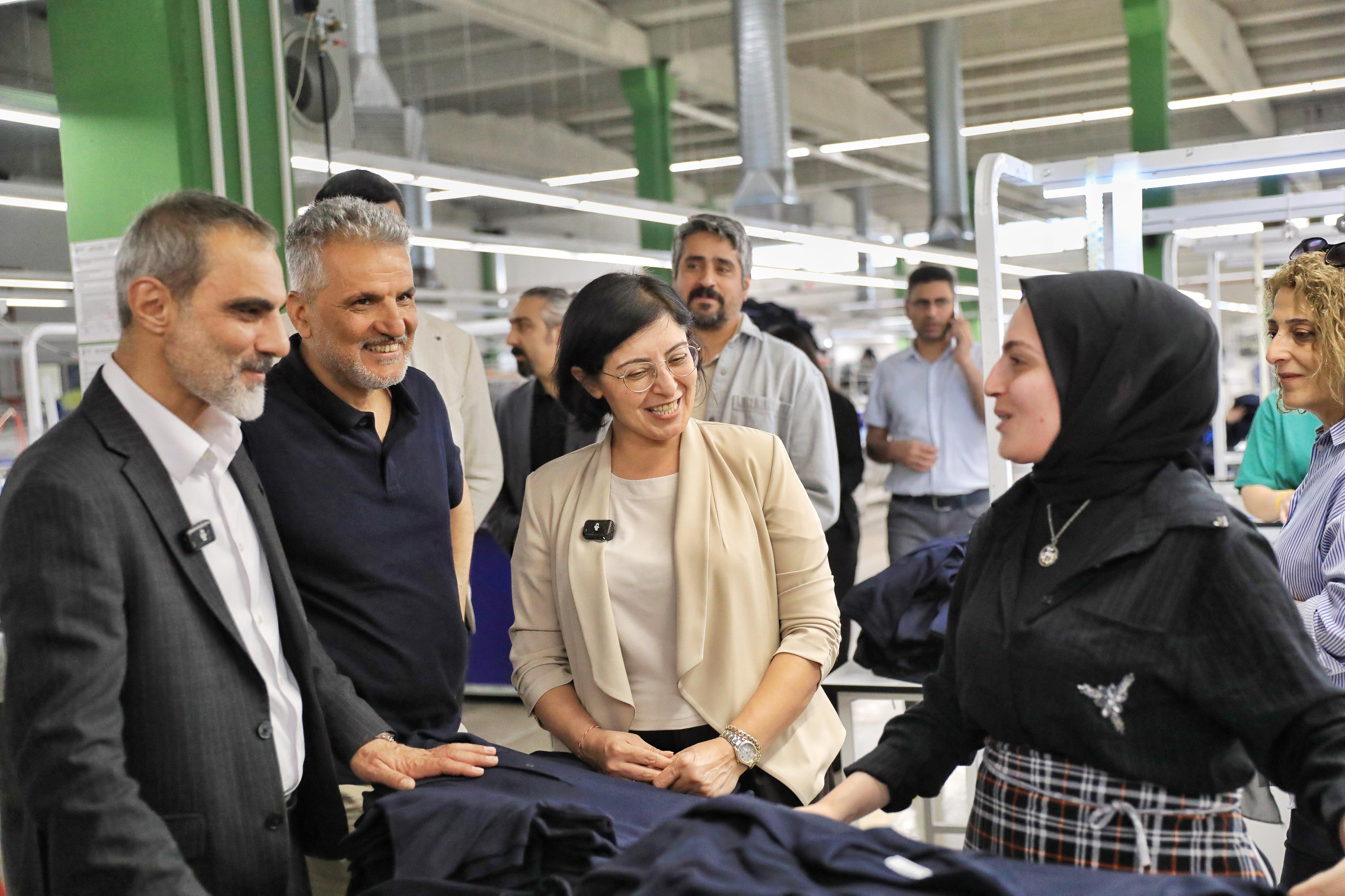 Eş Başkanlar Tekstil Çalışanlarını Ziyaret Etti, Çalışanların 1 Mayısını Kutladı