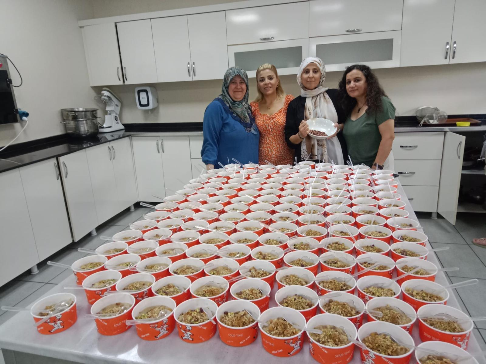 Kayapınar’da Kadın dayanışmasıyla Aşure dağıtımı gerçekleşti