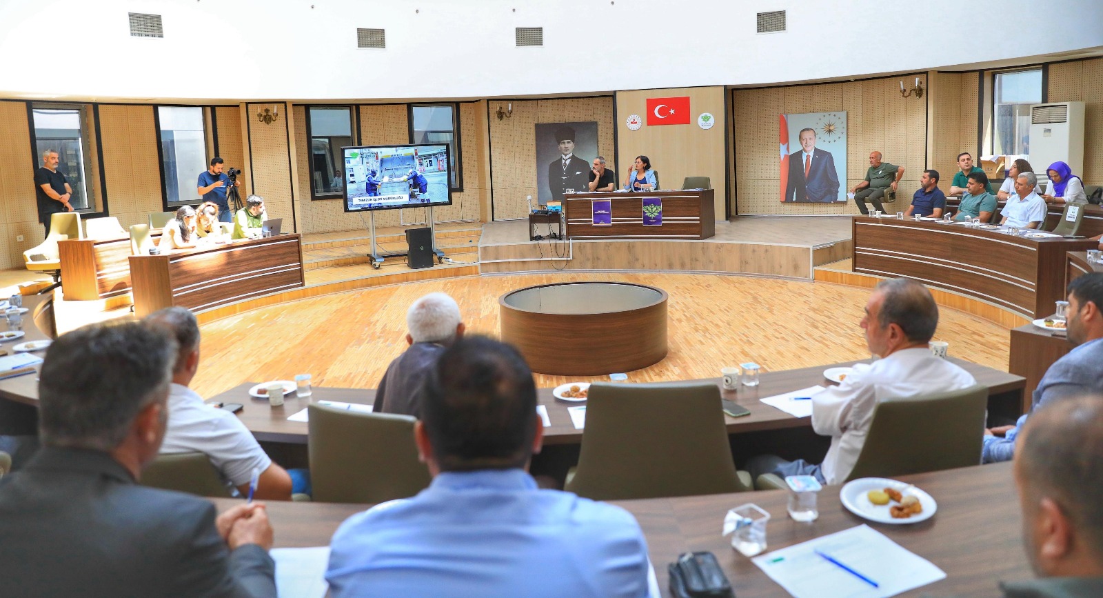  Kayapınar Belediyesi Eş Başkanları muhtarlarla buluştu