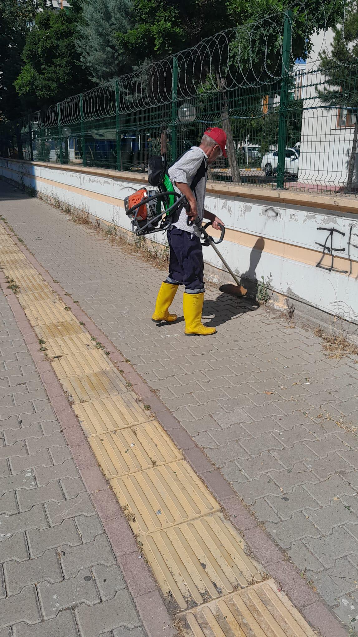 Kayapınar Belediyesi'nden Yol Kenarı ve Kaldırım Düzenlemesi
