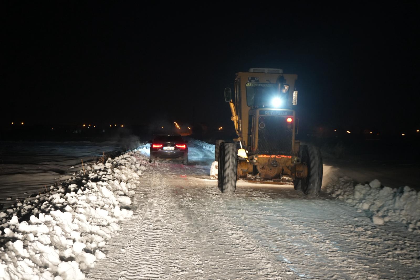 Kayapınar'da Kar Yağışına Karşı Yoğun Mücadele: Okul Yolları ve Mahalleler Temizlendi