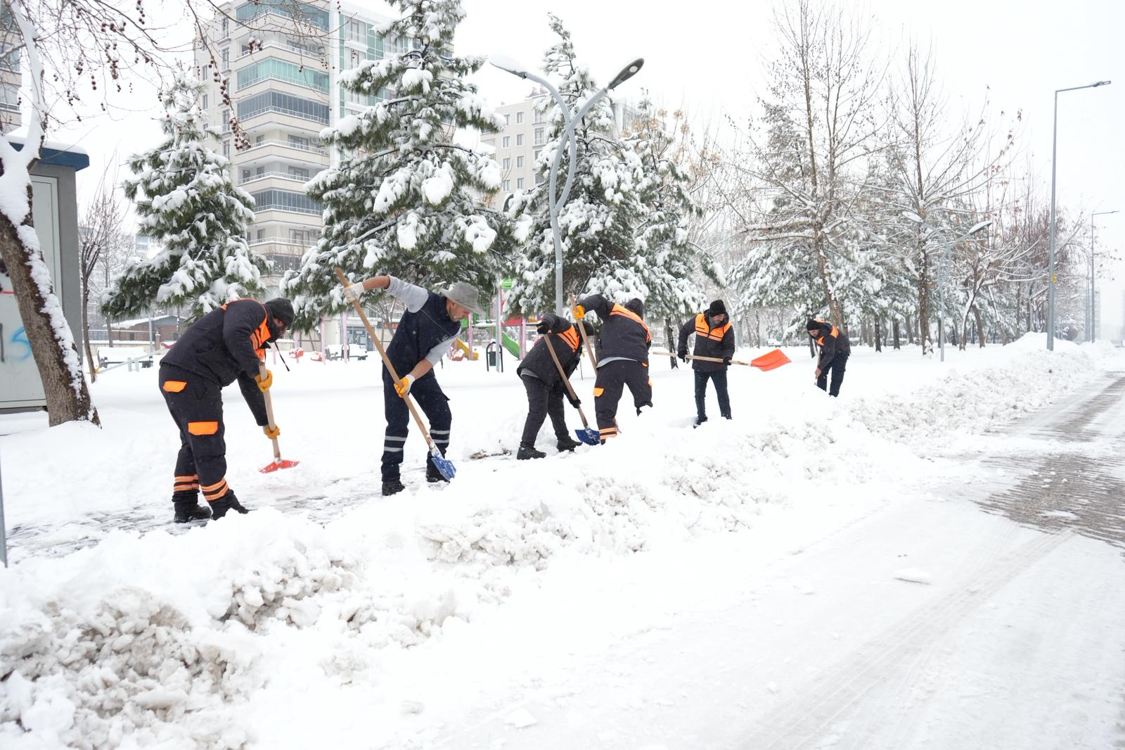 Ekipler, karla mücadele çalışmalarını sahada aralıksız sürdürüyor