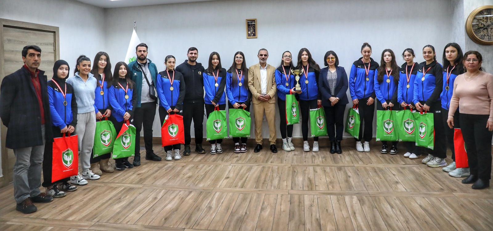 Kayapınar Belediyesi kadın voleybolcularından namağlup şampiyonluk 