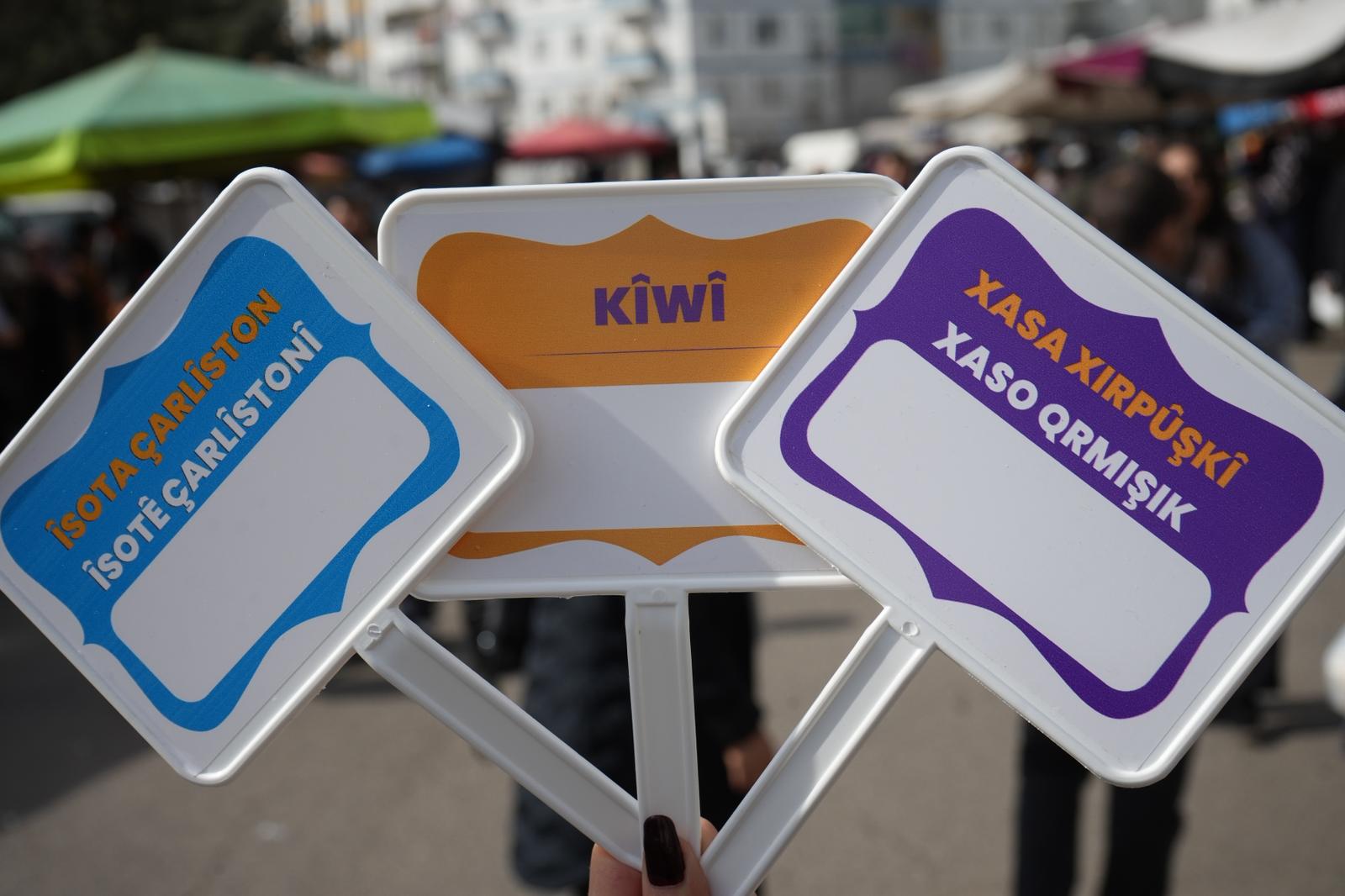 Semt Pazarında Kürtçe Etiketler Dağıtıldı