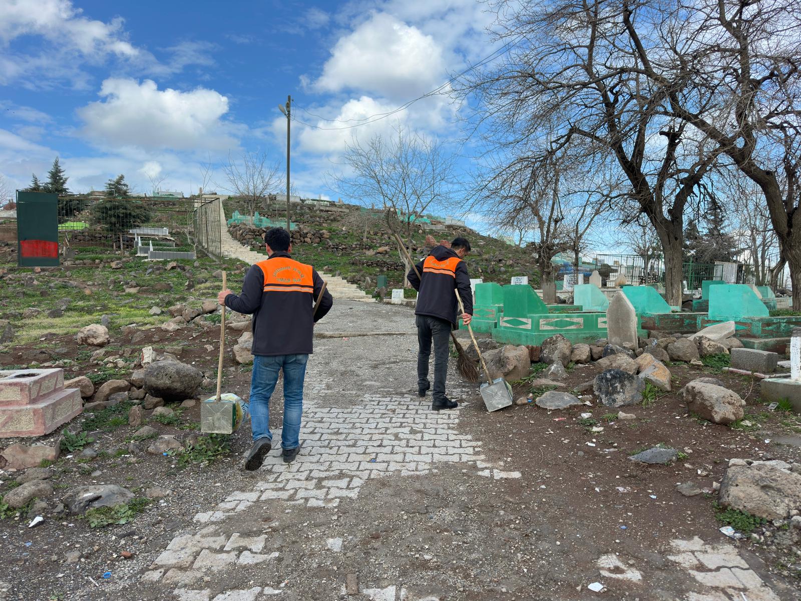 Belediyeden bayram öncesi evde tıraş, gıda denetimi ve mezarlık temizleme çalışması 