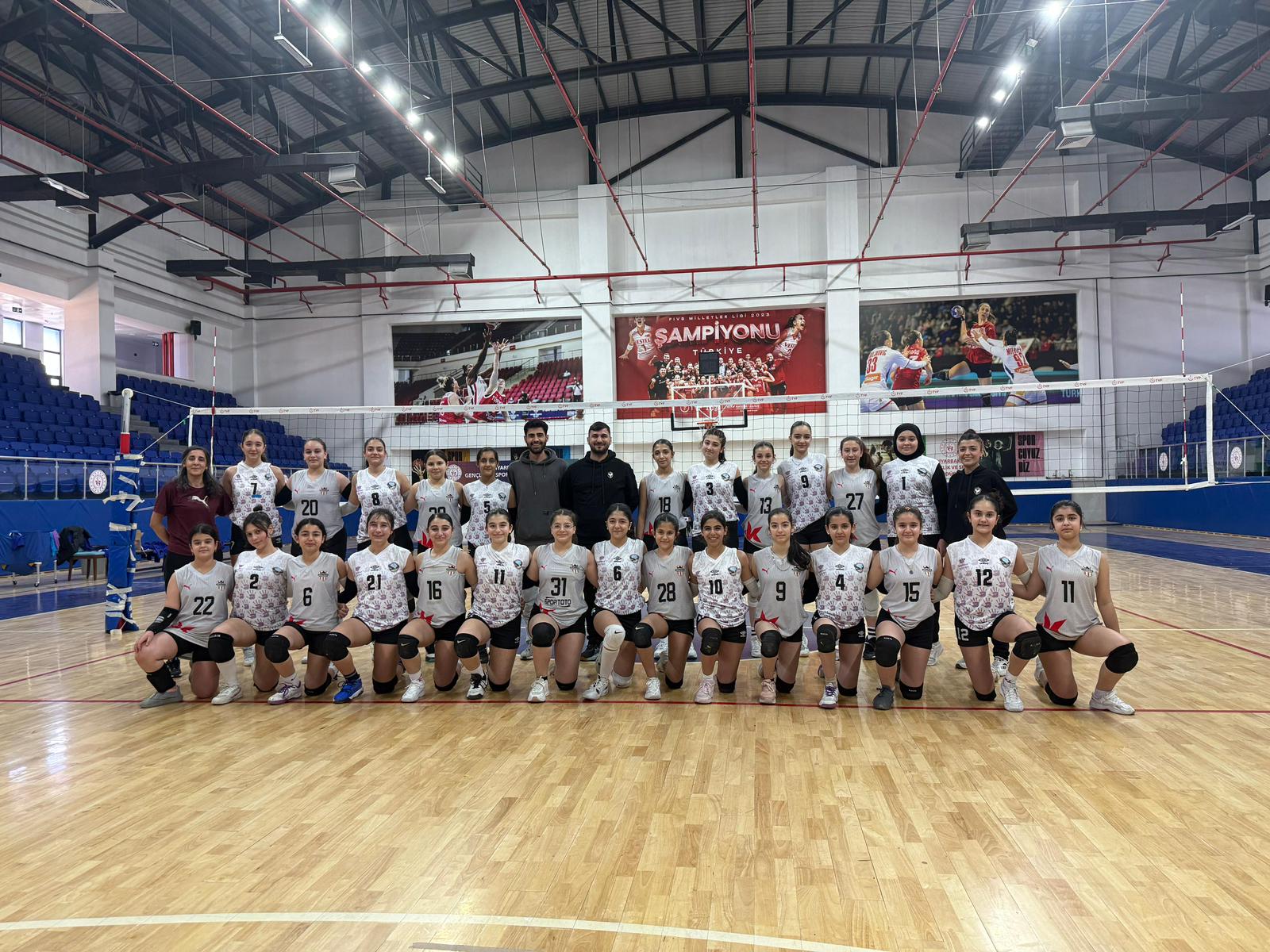 Kayapınar Belediyesi kadın voleybol takımı set vermeden namağlup şampiyon oldu