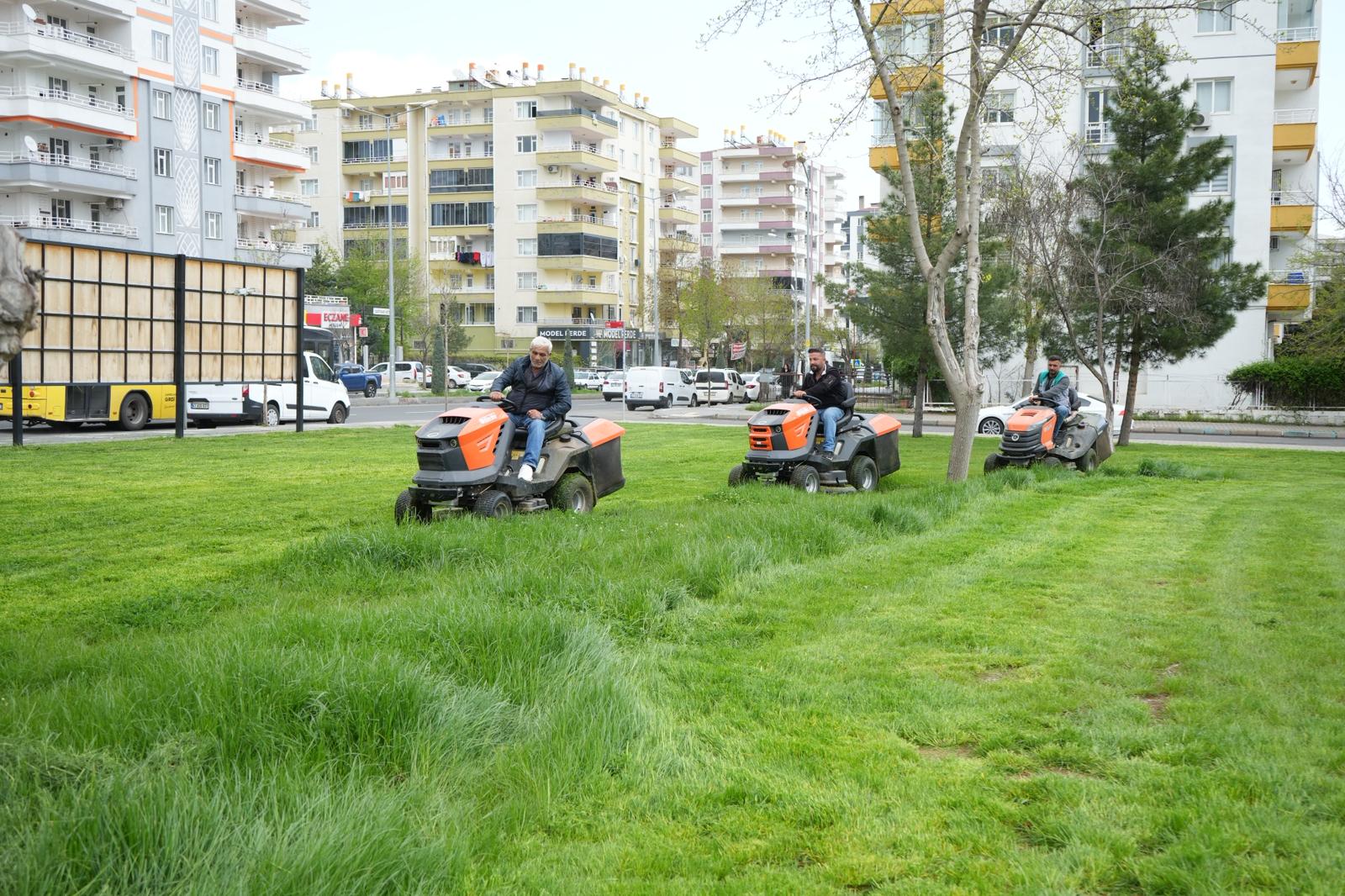 Kayapınar Belediyesi’nin parklarda yaz hazırlığı 