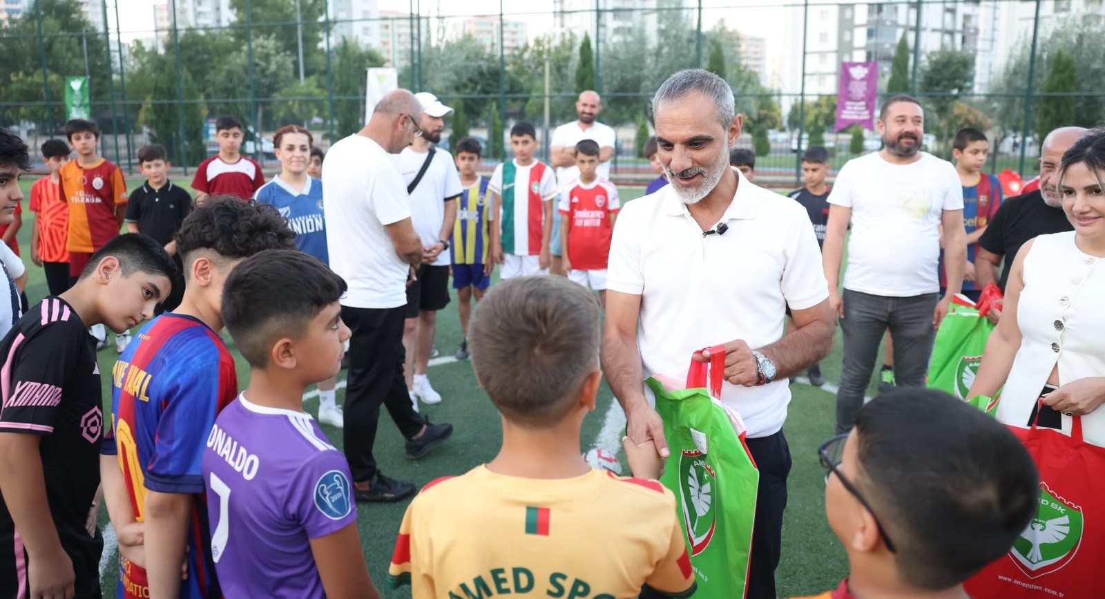 2120 kursiyere spor malzemesi dağıtımı 